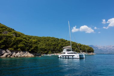 18 Ağustos 2023 - Yunanistan 'ın Kalamos adası - Yunanistan' ın Kalamos adasının sahil şeridinde yatları ve tekneleri olan inanılmaz bir manzara