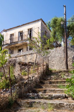 Yunanistan 'ın Ithaca adasının başkenti Vathy kasabasındaki mimari ve eski binalar