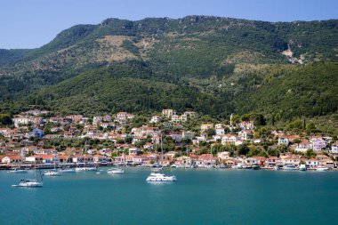 Yunanistan 'ın Ithaca adasının başkenti ve ana limanı Vathy kasabasına bakın