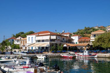 18 Ağustos 2023 - Yunanistan Kalamos Adası - Yunanistan 'ın Kalamos adasındaki güzel liman köyü, meyhaneleri ve balıkçı tekneleri ile