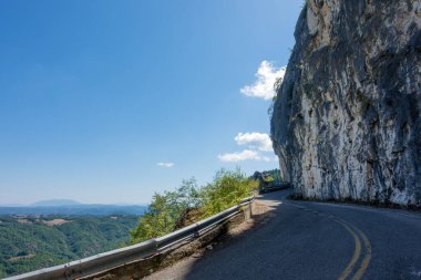 Yunanistan 'ın Grevena kentindeki Spilaio köyü yakınlarındaki muhteşem dağ manzarası motosikletler için mükemmel bir yol.