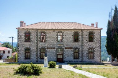 10 Eylül 2023 - Yunanistan 'ın Grevena kentindeki Spilaio köyü - Yunanistan' ın Grevena kentindeki Spilaio köyünde eski bir devlet okulu olan plaza