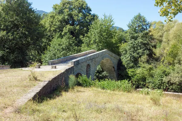 Ziakas yakınlarındaki nehrin muhteşem manzarası. Eski taş köprü, Grevena, Yunanistan