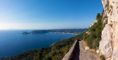 Ünlü eşek yolu ya da Yunanistan 'ın Korfu kentindeki Gaidouromonopati, deniz manzaralı bir uçurum üzerine inşa edilmiştir.