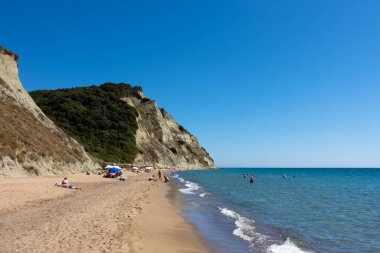 12 Eylül 2023 - Korfu, Yunanistan - Yunanistan 'ın Korfu adasının güneyindeki güzel ve kumlu Arkoudilas plajı