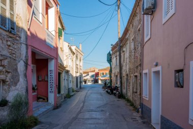 12 Eylül 2023 - Lefkimmi, Yunanistan - Lefkimmi kasabası, Corfu Adası, Yunanistan 'daki mimari ve eski binalar