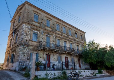 Lefkimmi kasabası, Korfu Adası, Yunanistan 'daki mimari ve eski binalar