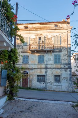 Lefkimmi kasabası, Korfu Adası, Yunanistan 'daki mimari ve eski binalar