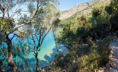 Yunanistan 'ın Igoumenitsa kenti yakınlarındaki Elia halk plajında deniz manzarası çok güzel.