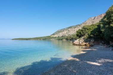 Yunanistan 'ın Igoumenitsa kenti yakınlarındaki Elia halk plajında deniz manzarası çok güzel.