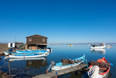 Yunanistan 'ın Selanik körfezindeki Axios Nehri deltasındaki balıkçı kulübelerinin bulunduğu bölge.