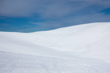 Kaimaktsalan kayak merkezi Edessa, Yunanistan 'ın karlı yamaçlarında nefes kesici manzara
