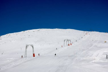 Kaimaktsalan kayak merkezi Edessa, Yunanistan 'ın karlı yamaçlarında nefes kesici manzara