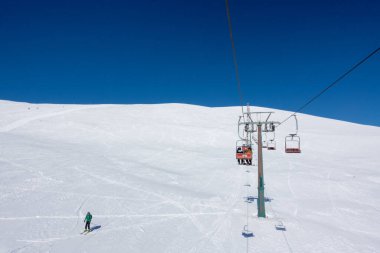 3 Mart 2024 - Kaimaktsalan, Yunanistan - Yunanistan 'ın Edessa kentindeki Kaimaktsalan kayak merkezinin karlı yamaçlarında nefes kesici manzara