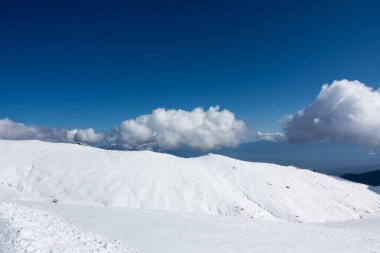 Kaimaktsalan kayak merkezi Edessa, Yunanistan 'ın karlı yamaçlarında nefes kesici manzara