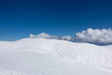 Kaimaktsalan kayak merkezi Edessa, Yunanistan 'ın karlı yamaçlarında nefes kesici manzara