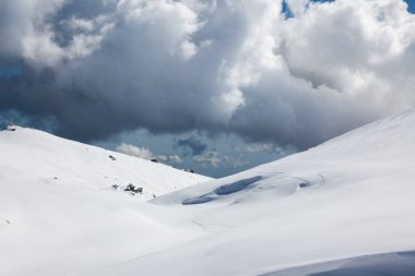 Kaimaktsalan kayak merkezi Edessa, Yunanistan 'ın karlı yamaçlarında nefes kesici manzara
