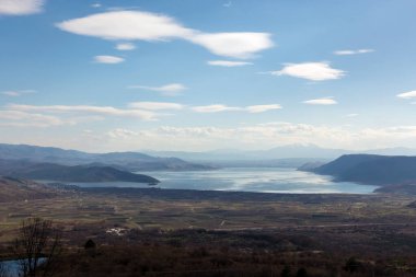 Yunanistan 'ın Florina kentindeki Vegoritida Gölü' nün muhteşem manzarası