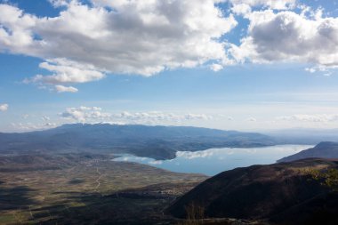 Yunanistan 'ın Florina kentindeki Vegoritida Gölü' nün muhteşem manzarası