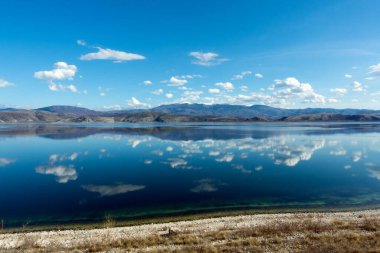 Yunanistan 'ın Florina kentindeki Vegoritida Gölü' nün muhteşem manzarası