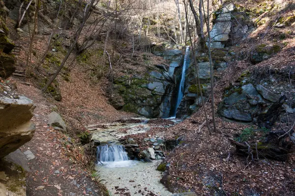 Kagia, Panagitsa köyü, Pella, Yunanistan 'ın küçük şelalesinin muhteşem manzarası
