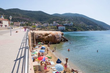 25 Haziran 2024 - Aidipsos, Yunanistan - Kuzey Evia 'da sıcak kaynak ve kaplıcalarıyla ünlü bir Yunan kasabası olan Aidipsos' un rıhtımı.