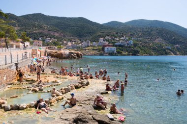 25 Haziran 2024 - Aidipsos, Yunanistan - Kuzey Evia 'da sıcak kaynak ve kaplıcalarıyla ünlü bir Yunan kasabası olan Aidipsos' un rıhtımı.
