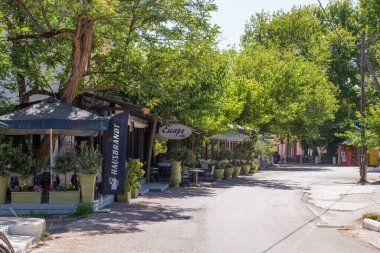 27 Haziran 2024 - Prokopi, Yunanistan - Yunanistan 'ın Kuzey Evia kentindeki Prokopi köyündeki Plaza 