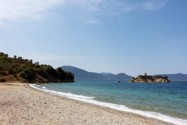 Yunanistan 'ın Kuzey Evia kentindeki Neos Pyrgos köyü yakınlarındaki Nisiotissa plajında inanılmaz bir manzara var.