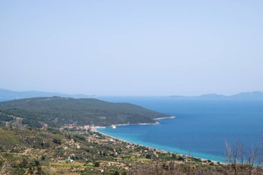 Yunanistan 'ın Kuzey Evia kentindeki Psaropouli plajı manzaralı deniz manzarası inanılmaz.