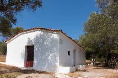 Saint Vasilios yarımadasındaki küçük beyaz kilise, Kuzey Evia, Yunanistan 'daki Saint Anna plajına yakın. 