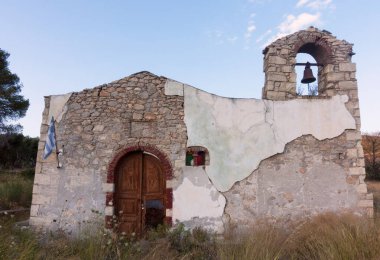 Haziran 2024, Ağustos 2021 'deki yangından sonra Yunanistan' ın Kuzey Evia kentindeki Limni köyü yakınlarındaki şapel yıkıldı.