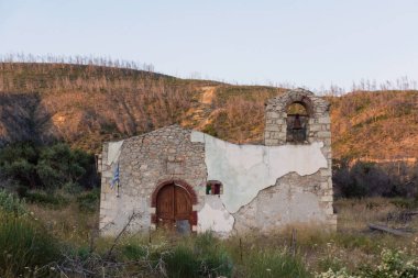 Haziran 2024, Ağustos 2021 'deki yangından sonra Yunanistan' ın Kuzey Evia kentindeki Limni köyü yakınlarındaki şapel yıkıldı.