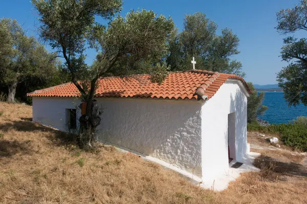 Saint Vasilios yarımadasındaki küçük beyaz kilise, Kuzey Evia, Yunanistan 'daki Saint Anna plajına yakın. 