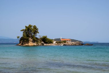 Güzel Agios Nikolaos adası, küçük kilisesiyle, Ellinika plajında, Kuzey Evia, Yunanistan