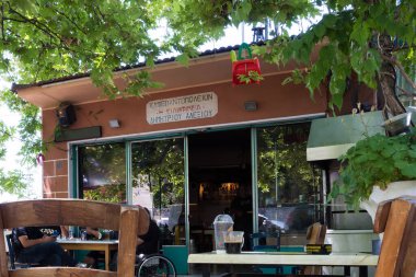 24 Haziran 2024 - Kuzey Evia, Yunanistan - Yunanistan 'ın kuzeyindeki Milies köyünde geleneksel bir taverna ve kafeterya olan küçük bakkal