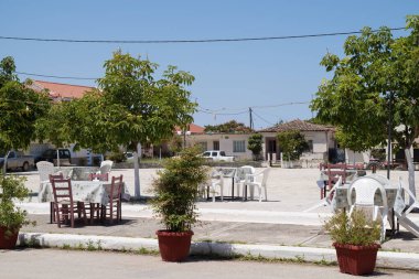 24 Haziran 2024 - Kuzey Evia, Yunanistan - Yunanistan 'ın Kuzey Evia kentindeki güzel Kastaniotissa köyündeki merkez plaza
