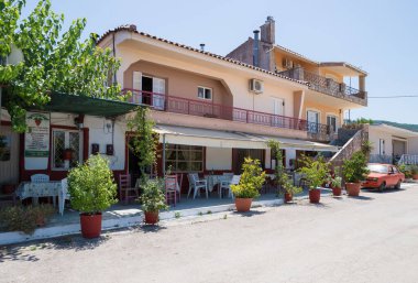 24 Haziran 2024 - Kuzey Evia, Yunanistan - Yunanistan 'ın Kuzey Evia kentindeki güzel Kastaniotissa köyündeki merkez plaza