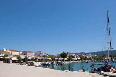 24 Haziran 2024 - Kuzey Evia, Yunanistan - Yunanistan 'ın Kuzey Evia kentindeki Oreoi köyünde deniz manzarası