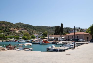 24 Haziran 2024 - Kuzey Evia, Yunanistan - Yunanistan 'ın Kuzey Evia kentindeki güzel sahil köyü Neos Pyrgos' un limanı