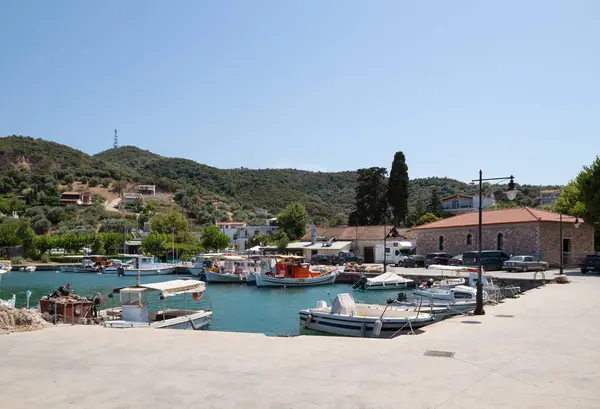 24 Haziran 2024 - Kuzey Evia, Yunanistan - Yunanistan 'ın Kuzey Evia kentindeki güzel sahil köyü Neos Pyrgos' un limanı