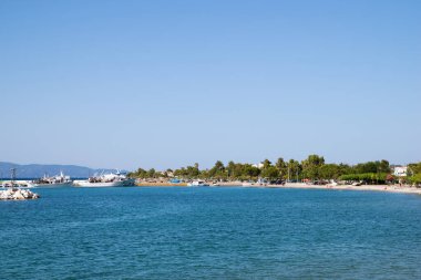 25 Haziran 2024 - Kuzey Evia, Yunanistan - Yunanistan 'ın Kuzey Evia kentindeki Pefki köyünde deniz manzarası