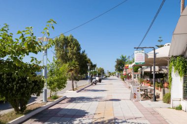 25 Haziran 2024 - Kuzey Evia, Yunanistan - Pefki köyünde meyhaneleri ve kafeteryaları olan bir sokak, Kuzey Evia, Yunanistan