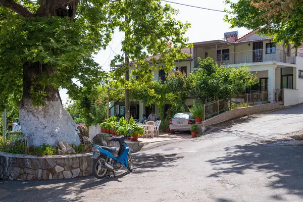 26 Haziran 2024 - Kuzey Evia, Yunanistan - Yunanistan 'ın Kuzey Evia kentindeki güzel Kerasia köyünde merkez plaza