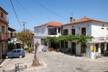 26 Haziran 2024 - Kuzey Evia, Yunanistan - Yunanistan 'ın güzel Achladi köyü, Kuzey Evia, Yunanistan