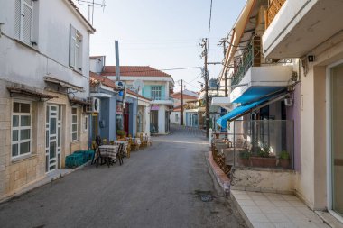 26 Haziran 2024 - Kuzey Evia, Yunanistan - Yunanistan 'ın Kuzey Evia kentindeki güzel Agia Anna köyünde sokak ve mimari