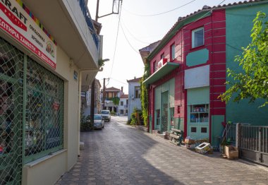 26 Haziran 2024 - Kuzey Evia, Yunanistan - Yunanistan 'ın Kuzey Evia kentindeki güzel Agia Anna köyünde sokak ve mimari