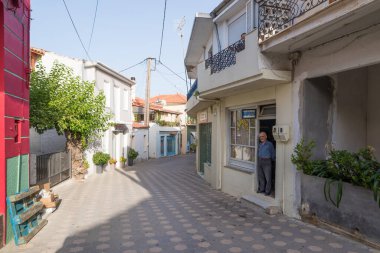 26 Haziran 2024 - Kuzey Evia, Yunanistan - Yunanistan 'ın Kuzey Evia kentindeki güzel Agia Anna köyünde sokak ve mimari