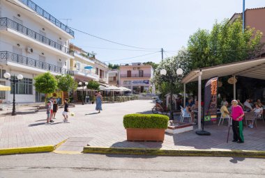 27 Haziran 2024 - Mantoudi, Yunanistan - Yunanistan 'ın Kuzey Evia kentindeki Mantoudi güzel köyünde bir cadde