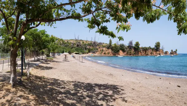26 Haziran 2024 - Kuzey Evia, Yunanistan - Yunanistan 'ın kuzeyindeki Achladopotamo plajında deniz manzarası